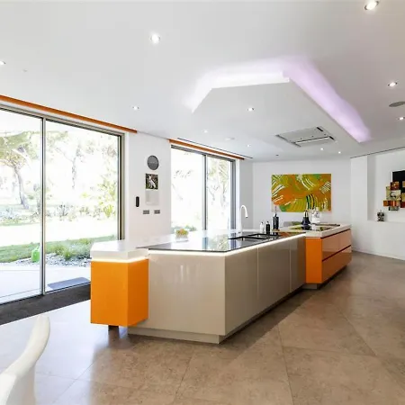 Villa Luxury With Heated Pool, Cinema, And Sauna In Prime Location In Quinta Do Almancil